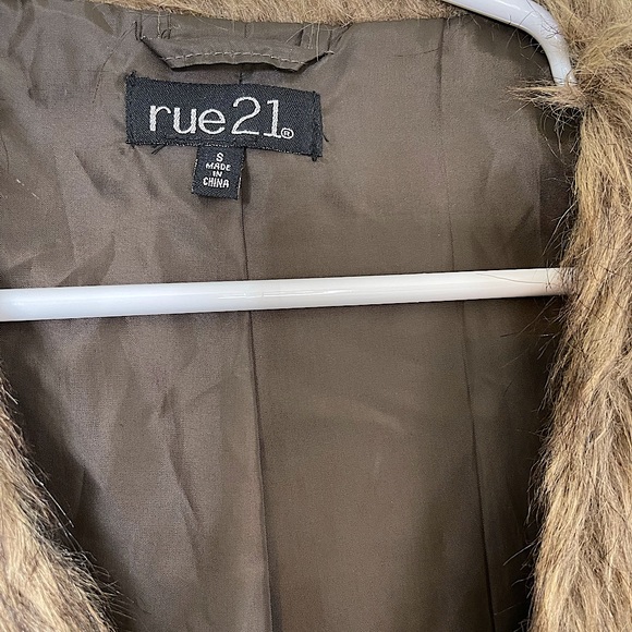 Rue 21 girls brown faux fur vest 40%polyester lining and 100% polyester. - Picture 7 of 9